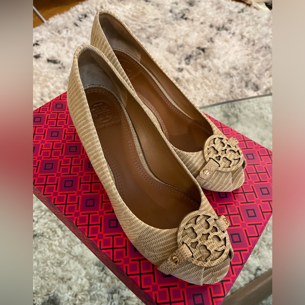 Brand New, never worn Tory
Burch Miller Wedge pumps